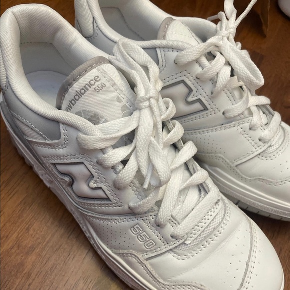 New Balance 550 Sneaker Tennis Shoe Size 7 Women’s - Picture 2 of 3